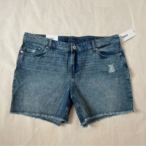 H&M NWT Woman’s Plus Size Mid-Rise Blue Jean Shorts US18 - Picture 1 of 6